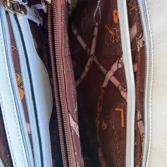 Purse with cardinal embroidery - Picture 7 of 8